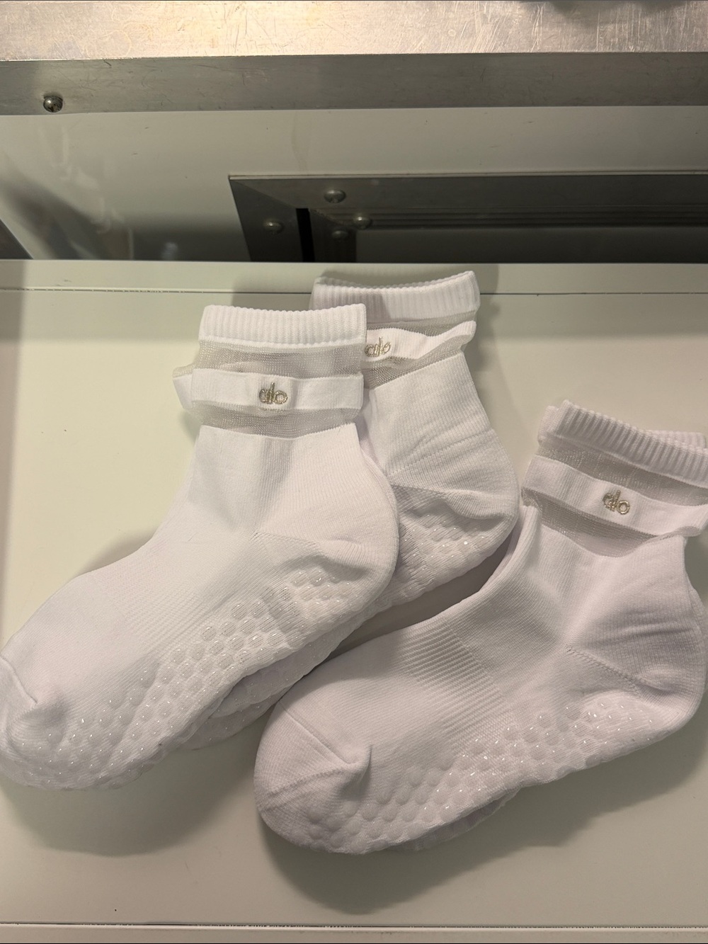 ALO Yoga White Ankle Grip Socks - Women's 3 Pair
